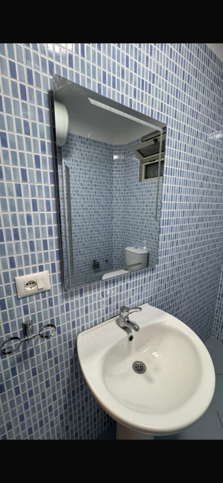 Tirane, jepet me qera apartament 2+1+Ballkon Kati 5, 90 m² 650 € (Pranë Hotel Mondial/21 Dhjetori)