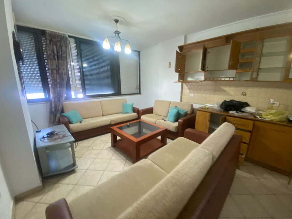 Tirane, jepet me qera apartament 2+1+Ballkon Kati 10, 90 m² 450 € (Brryli)