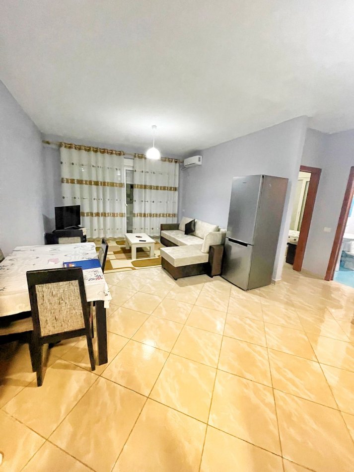 Tirane, jepet me qera apartament 2+1+Ballkon Kati 2, 90 m² 550 € (Liqeni i Thatë, Pranë Marketi im)