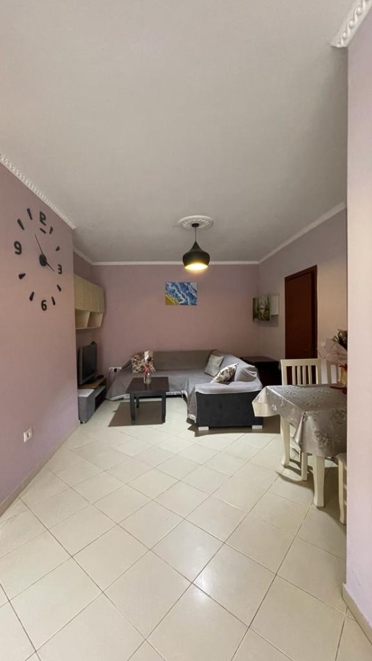 Tirane, jepet me qera apartament 1+1+Ballkon Kati 7, 75 m² 370 € (Prane Vila L)
