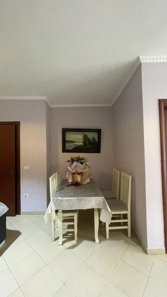 Tirane, jepet me qera apartament 1+1+Ballkon Kati 7, 75 m² 370 € (Prane Vila L)