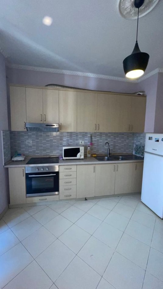 Tirane, jepet me qera apartament 1+1+Ballkon Kati 7, 75 m² 370 € (Prane Vila L)