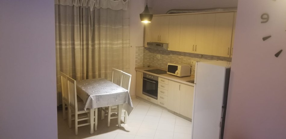 Tirane, jepet me qera apartament 1+1+Ballkon Kati 7, 75 m² 370 € (Prane Vila L)