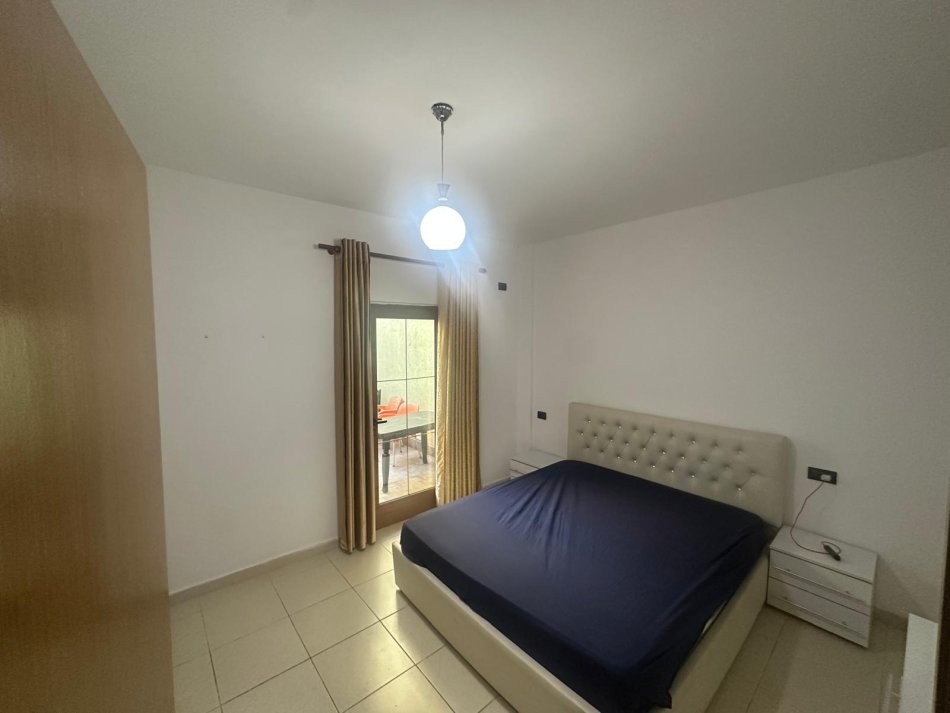 Tirane, jepet me qera apartament 1+1+Ballkon Kati 1, 500 m² 500 € (Selvia)