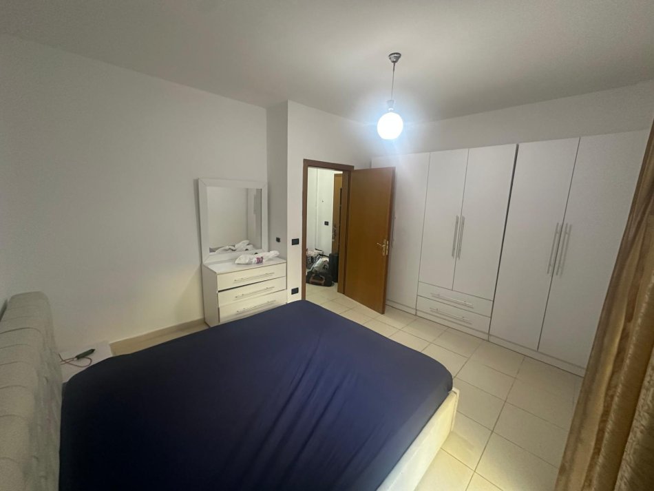 Tirane, jepet me qera apartament 1+1+Ballkon Kati 1, 500 m² 500 € (Selvia)