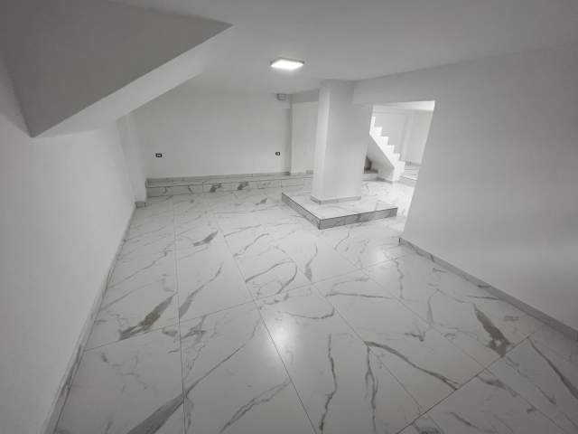 Korce, jepet me qera ambjent biznesi Kati 0, 85 m² 1.200 Euro (Bulevard Republika)