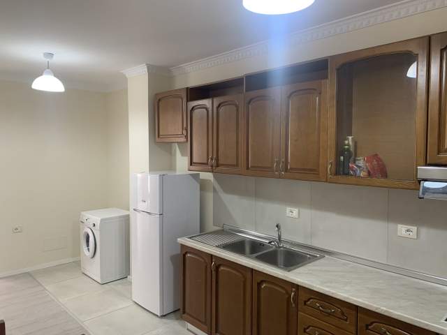 Tirane, jepet me qera apartament 1+1+A+BLK Kati 1, 80 m²