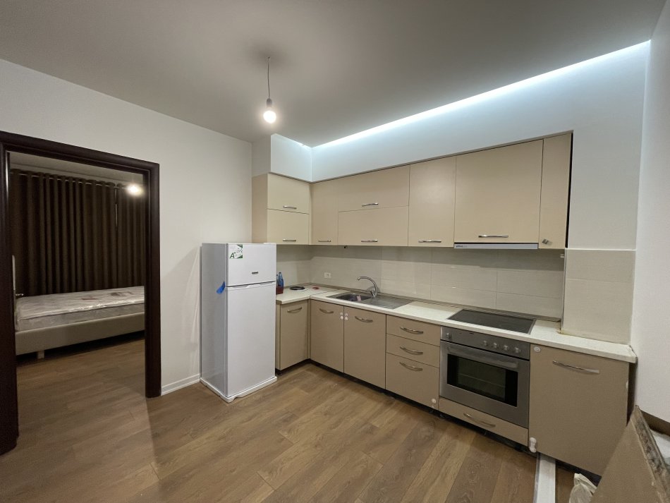 Tirane, jepet me qera apartament 2+1 , 70 m² 450 € (Astir)