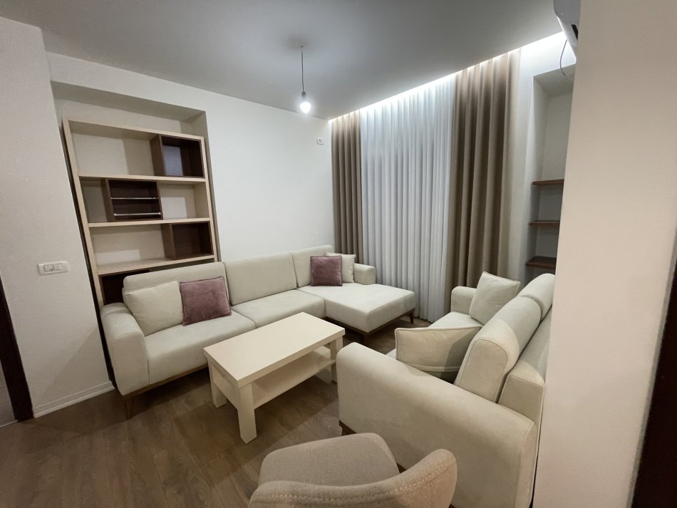 Tirane, jepet me qera 2+1 Kati 4, 70 m² 450 € (Loni Ligori)
