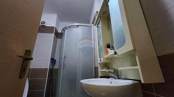 Tirane, shitet apartament 2+1+BLK
