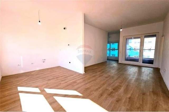Tirane, shitet apartament 2+1+BLK