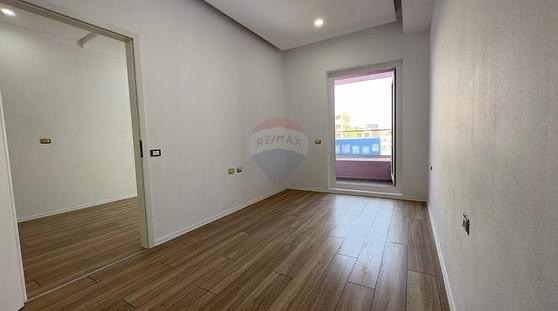 Tirane, shes apartament 1+1+BLK