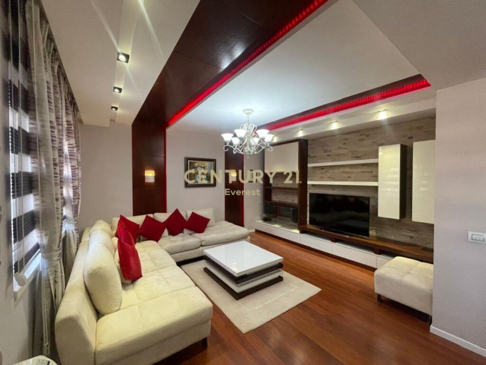 Tirane, shitet apartament 2+1 , 100 m² 200.000 € (Perball Martenitetit te Ri, Bryl)