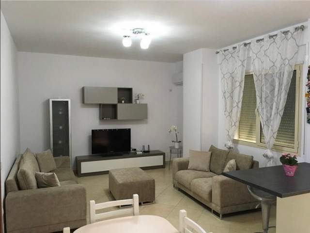 Vlore, jepet me qera apartament 2+1 76 m² 450 Euro (Lungomare)