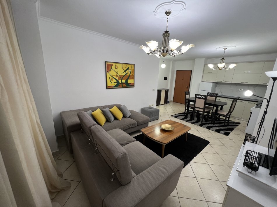 Tirane, jepet me qera apartament 2+1+Ballkon Kati 4, 95 m² 600 € (Rruga Bilal Golemi)