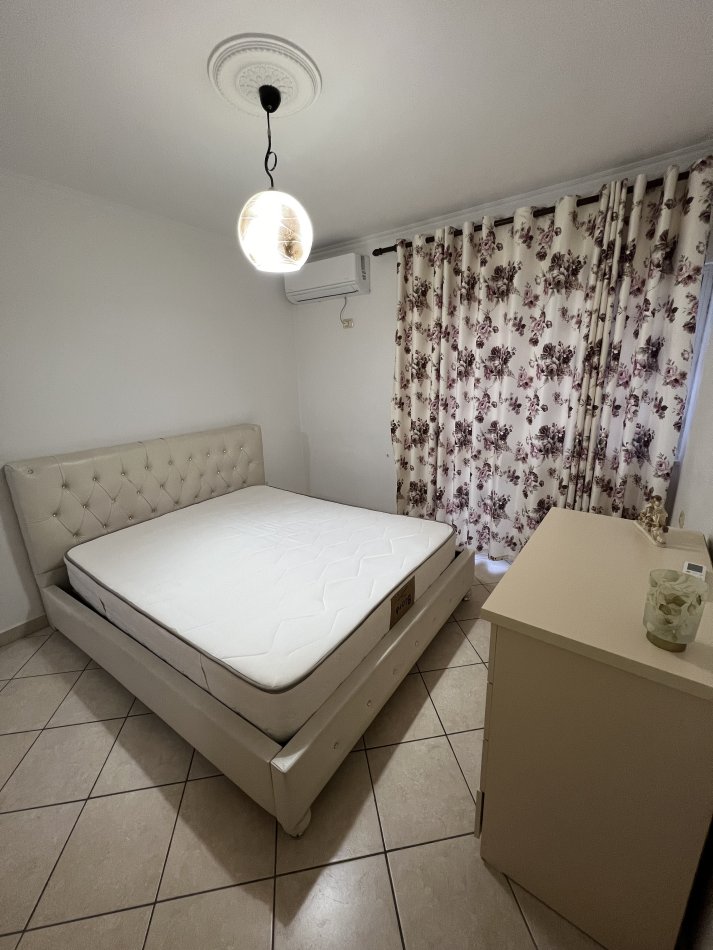 Tirane, jepet me qera apartament 2+1+Ballkon Kati 4, 95 m² 600 € (Rruga Bilal Golemi)
