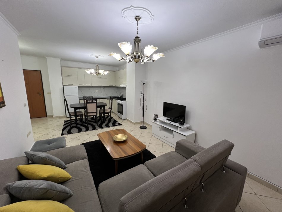 Tirane, jepet me qera apartament 2+1+Ballkon Kati 4, 95 m² 600 € (Rruga Bilal Golemi)