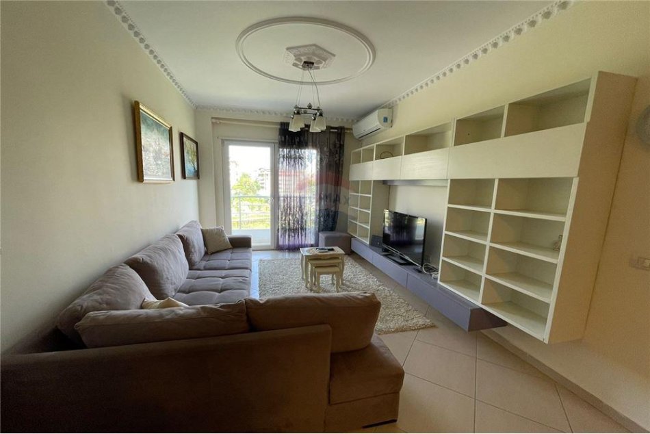 Shqiperi, jepet me qera apartament 2+1 , (Kopshti Zologjik)