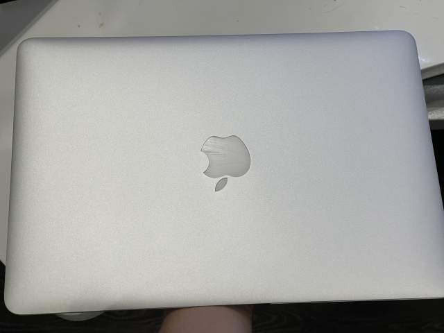 Tirane, shes Laptop Apple 35 Leke