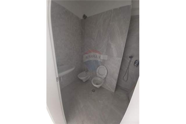 Tirane, jepet me qera ambjent biznesi Kati 4, 116 m²  (Qender zyre me qera perfshir post parkimi)