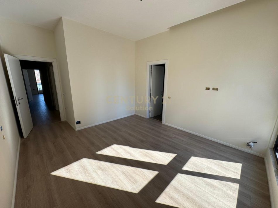 Tirane, shitet apartament 2+1 Kati 4, 111 m² 285.000 € (Rruga e Kavajes)