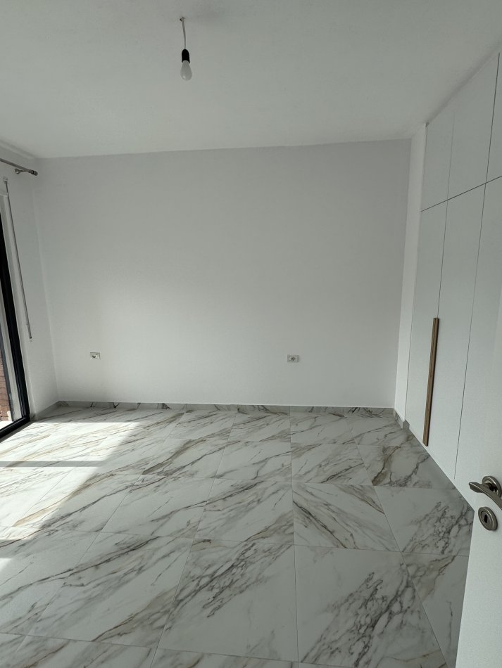 Tirane, jepet me qera apartament 1+1+Ballkon Kati 3, 80 m² 400 € (Kinostudio, Rruga kahraman ylli, prane Tv Klan)