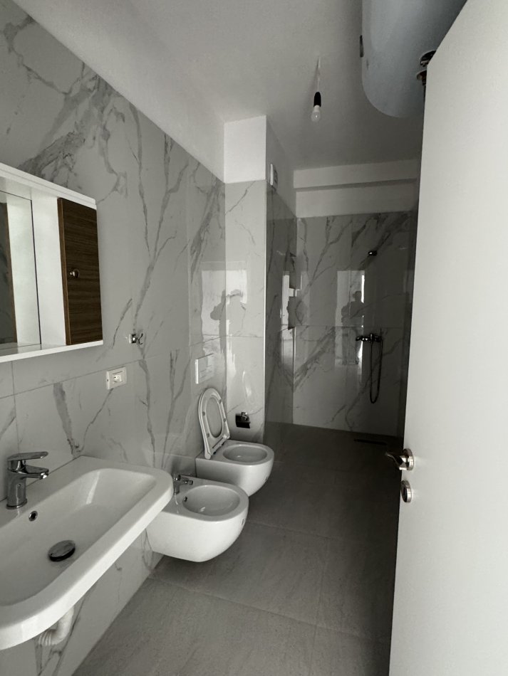 Tirane, jepet me qera apartament 1+1+Ballkon Kati 3, 80 m² 400 € (Kinostudio, Rruga kahraman ylli, prane Tv Klan)