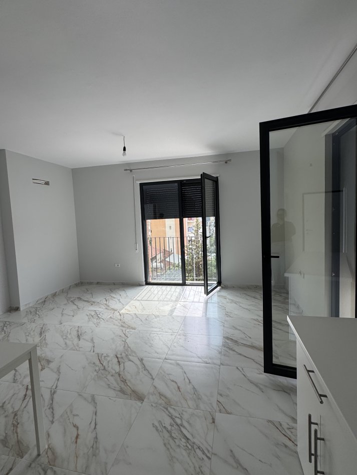 Tirane, jepet me qera apartament 1+1+Ballkon Kati 3, 80 m² 400 € (Kinostudio, Rruga kahraman ylli, prane Tv Klan)