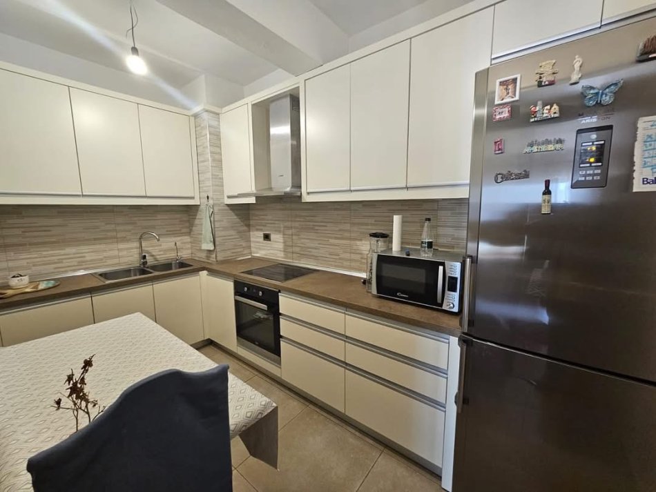 Tirane, jepet me qera apartament 1+1 , 65.000 € (Rruga e Kavajes)