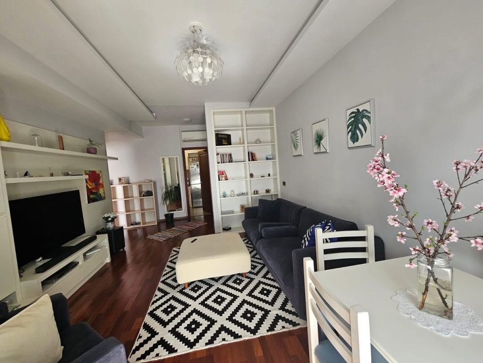 Tirane, jepet me qera apartament 1+1 , 65.000 € (Rruga e Kavajes)