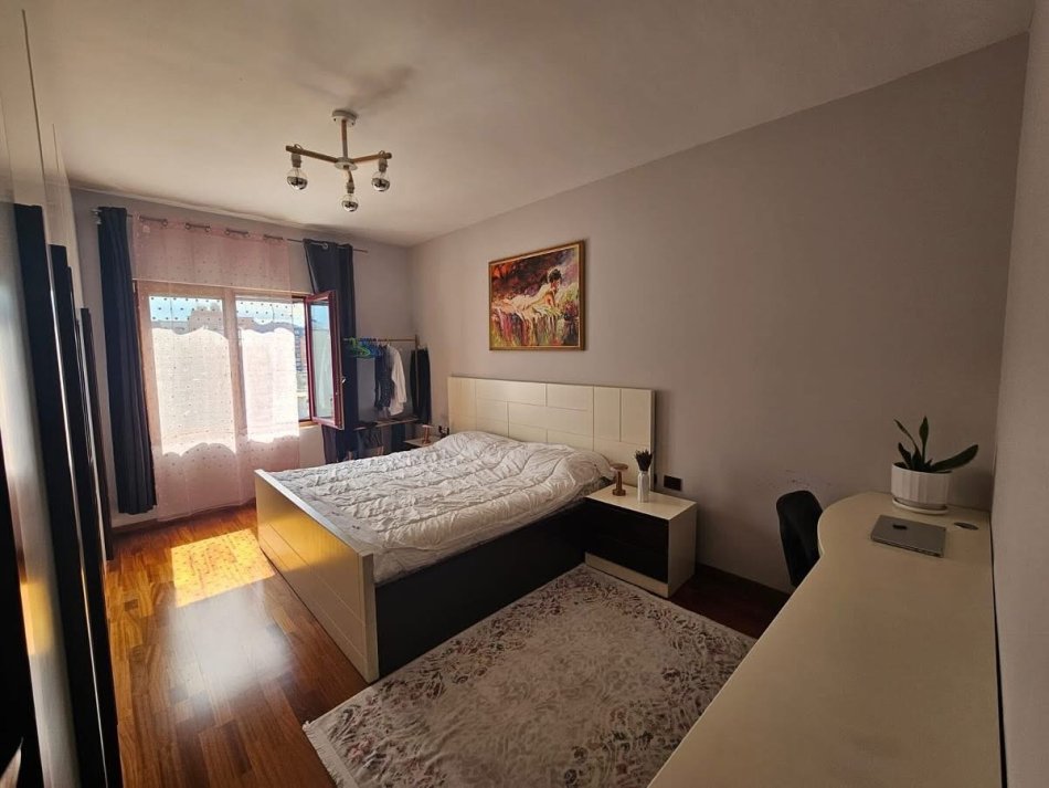 Tirane, jepet me qera apartament 1+1 , 65.000 € (Rruga e Kavajes)