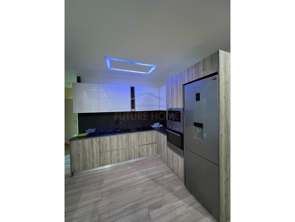 Tirane, jepet me qera apartament 2+1+Ballkon Kati 4, 117 m² 800 € (Ring Center)