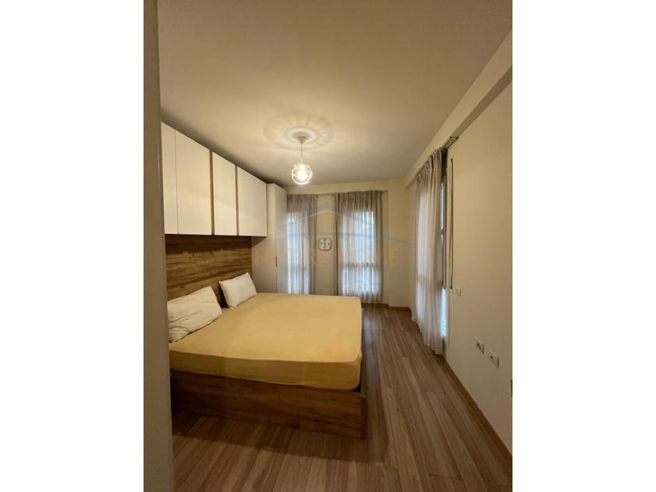 Tirane, jepet me qera apartament 2+1+Ballkon Kati 4, 117 m² 800 € (Ring Center)