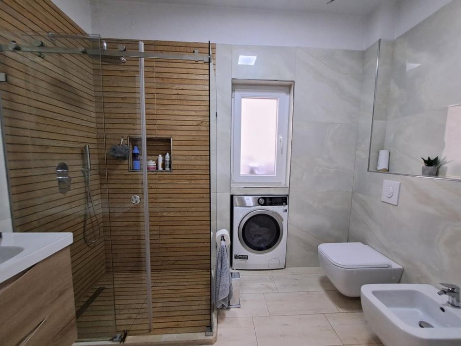 Tirane, jepet me qera apartament 3+1+Ballkon Kati 1, 125 m² (Selvia)