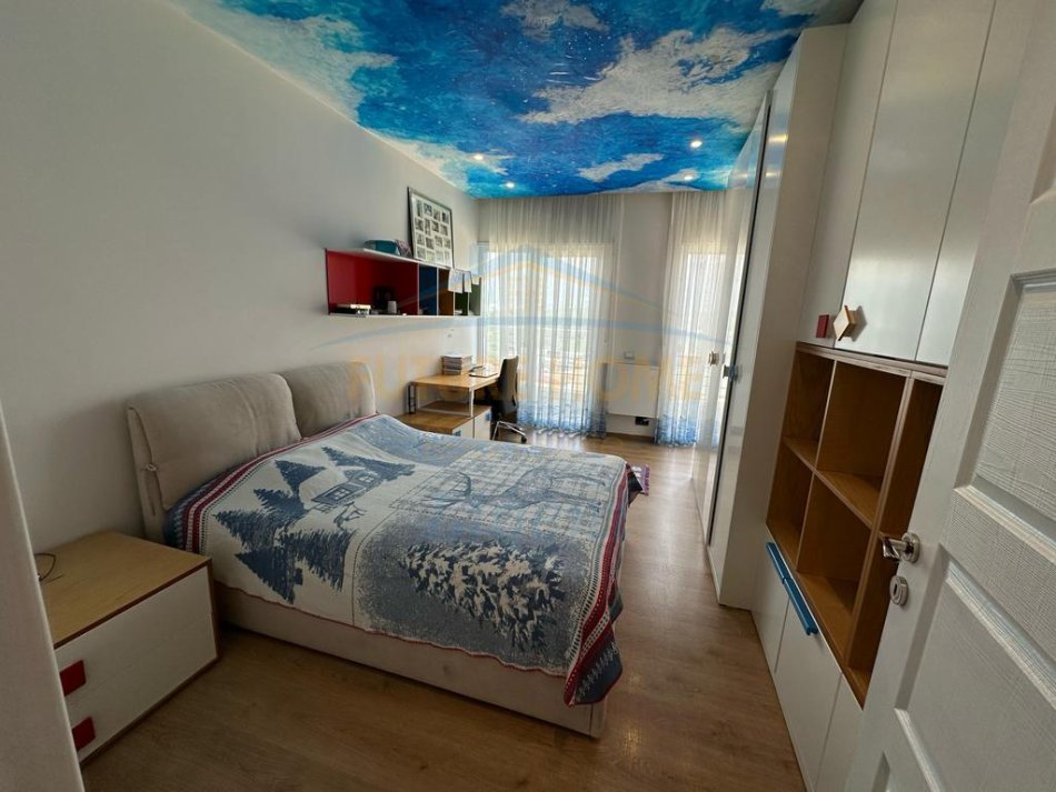 Tirane, shitet apartament 3+1+Ballkon Kati 6, 181 m² 365.000 € (Liqeni i thate)