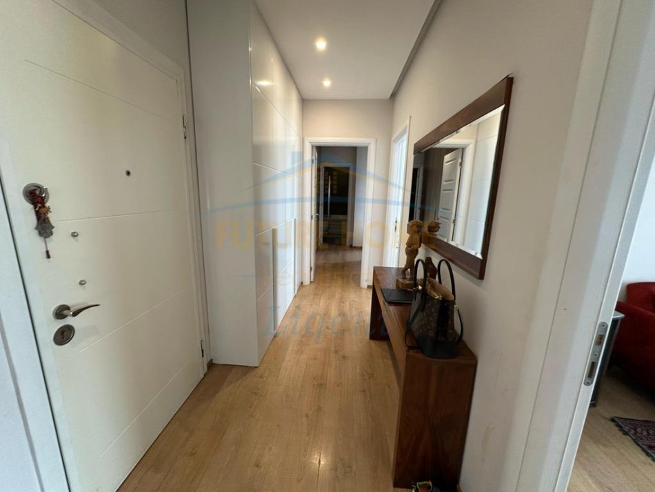 Tirane, shitet apartament 3+1+Ballkon Kati 6, 181 m² 365.000 € (Liqeni i thate)