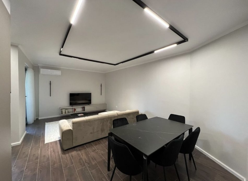 Tirane, jepet me qera apartament 1+1 Kati 9, 900 € (Air Albania Stadium)
