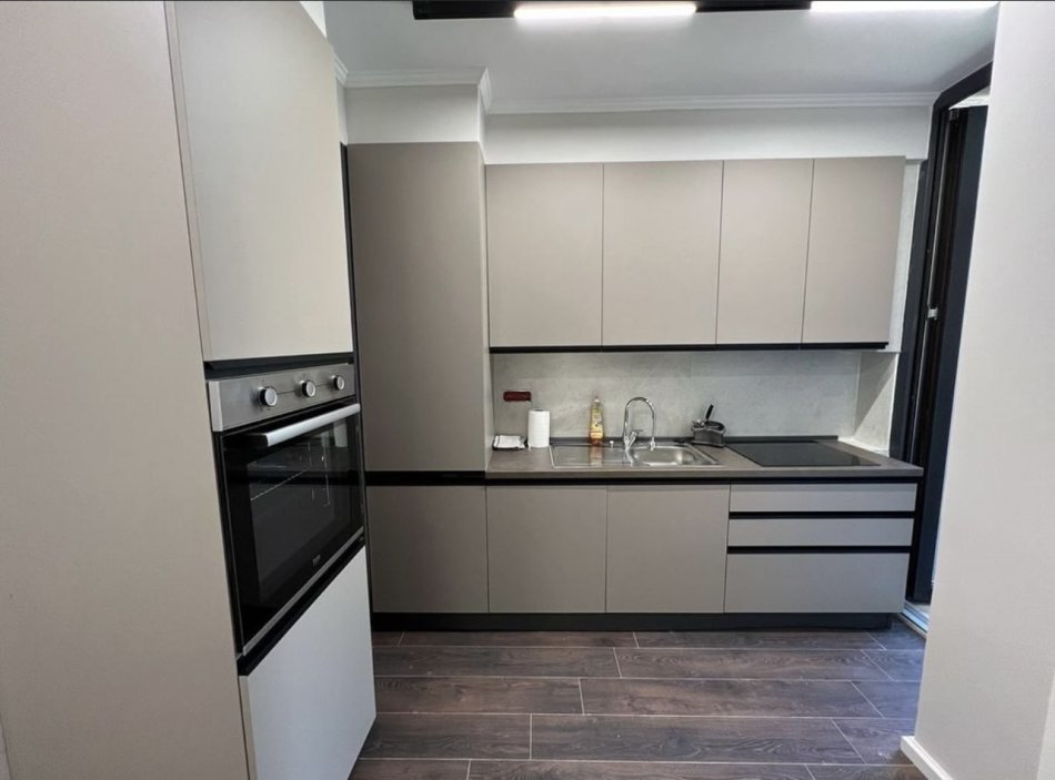 Tirane, jepet me qera apartament 1+1 Kati 9, 900 € (Air Albania Stadium)