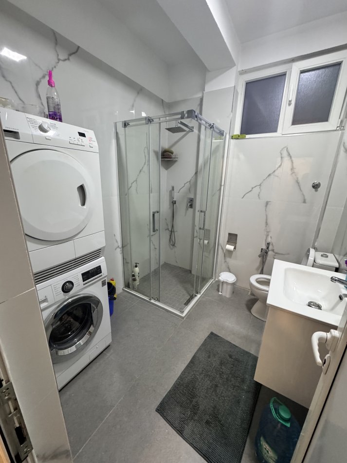 Tirane, jepet me qera apartament 2+1 Kati 3, 80 m² 650 € (21 Dhjetori te Hotel Mondial)