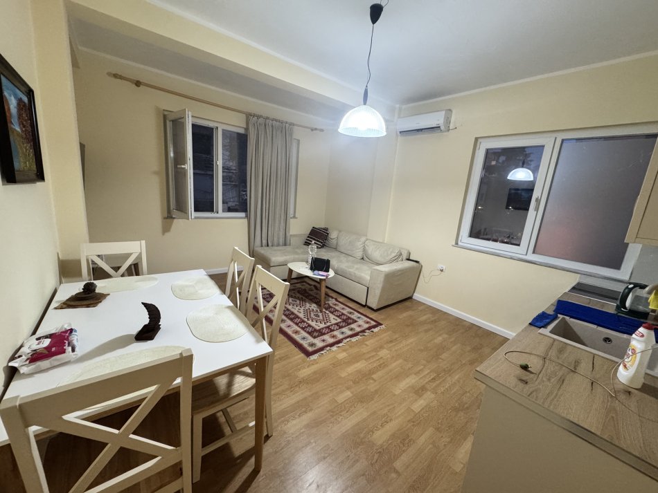 Tirane, jepet me qera apartament 2+1 Kati 3, 80 m² 650 € (21 Dhjetori te Hotel Mondial)
