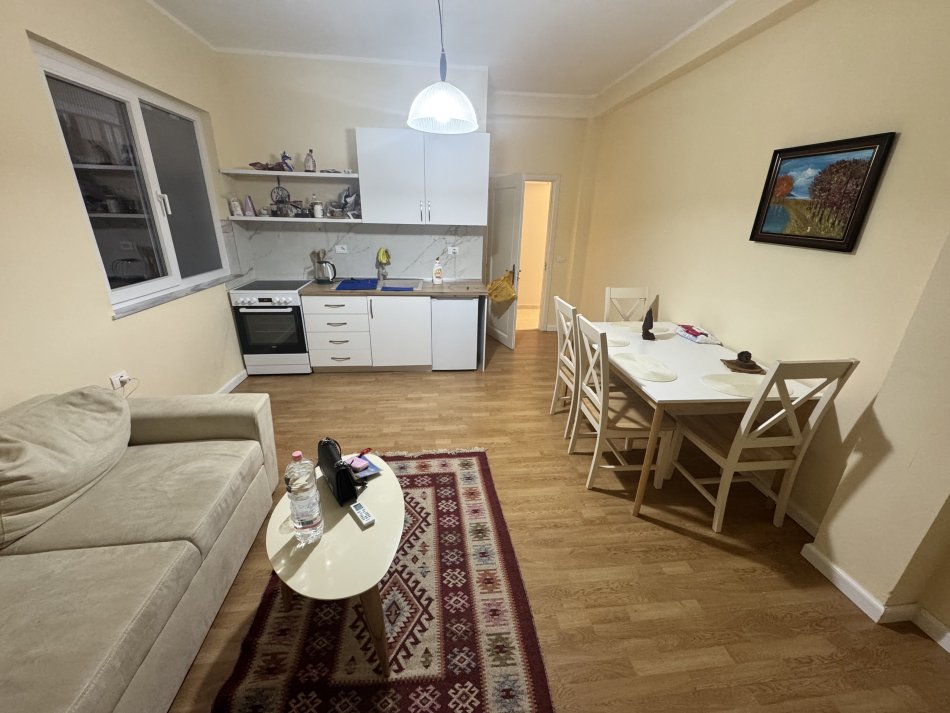 Tirane, jepet me qera apartament 2+1 Kati 3, 80 m² 650 € (21 Dhjetori te Hotel Mondial)