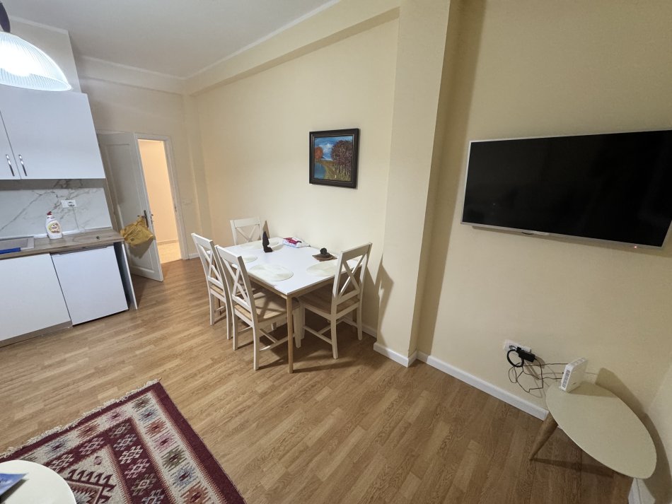 Tirane, jepet me qera apartament 2+1 Kati 3, 80 m² 650 € (21 Dhjetori te Hotel Mondial)