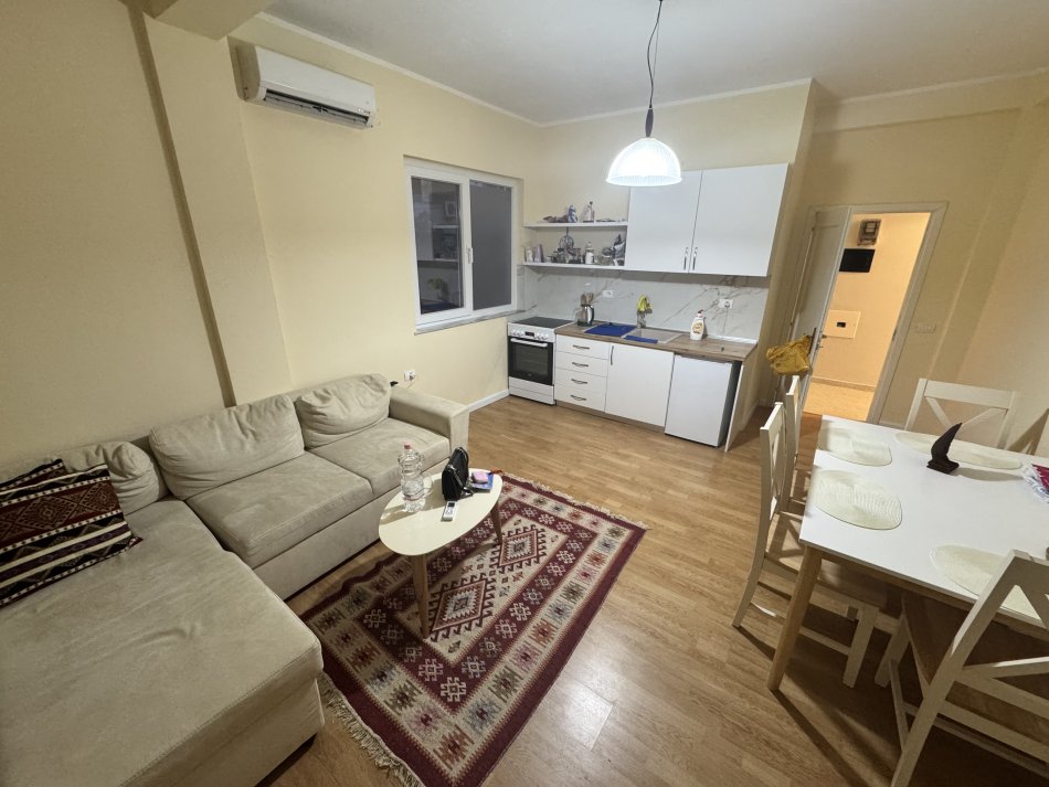 Tirane, jepet me qera apartament 2+1 Kati 3, 80 m² 650 € (21 Dhjetori te Hotel Mondial)