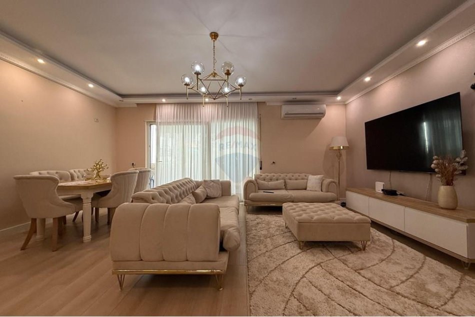 Tirane, jepet me qera ambjent biznesi , 121 m² 750 € (Liqeni i thate)
