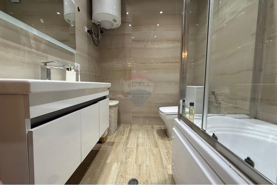 Tirane, jepet me qera ambjent biznesi , 121 m² 750 € (Liqeni i thate)