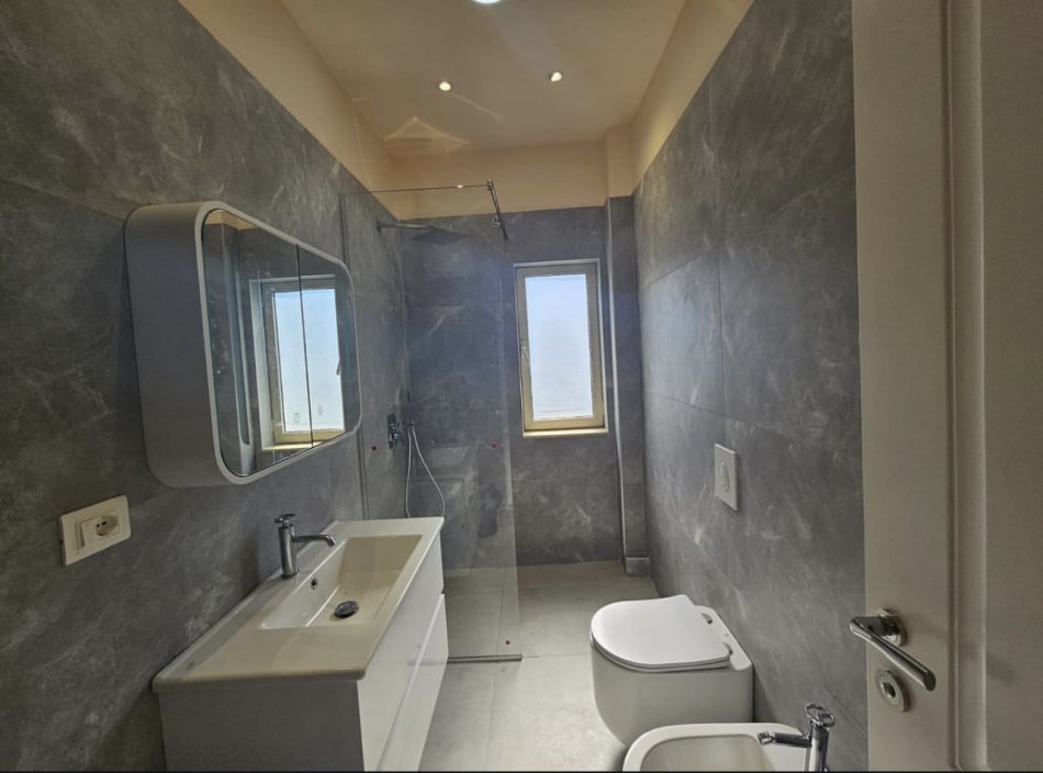 Tirane, jap me qera apartament 1+1 , 550 € (Rr. e Dibres)