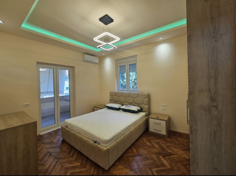 Tirane, jap me qera apartament 1+1 , 550 € (Rr. e Dibres)