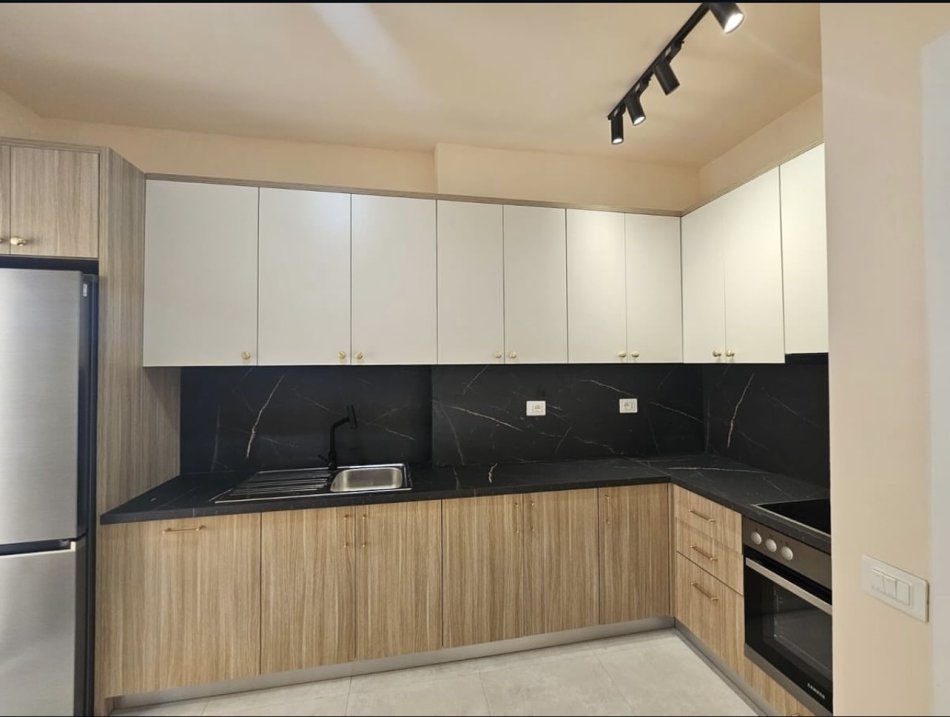 Tirane, jap me qera apartament 1+1 , 550 € (Rr. e Dibres)