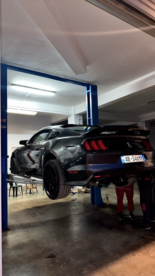 Tirane, shes makine Ford Mustang Benzin, gri metalizato automatik Kondicioner 41.000 km