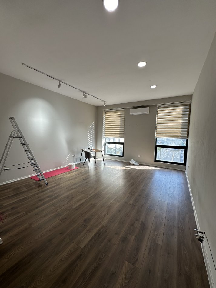 Tirane, jepet me qera zyre Kati 1, 40 m² 400 € (Porcelan , Perball Uet tek Gotech)